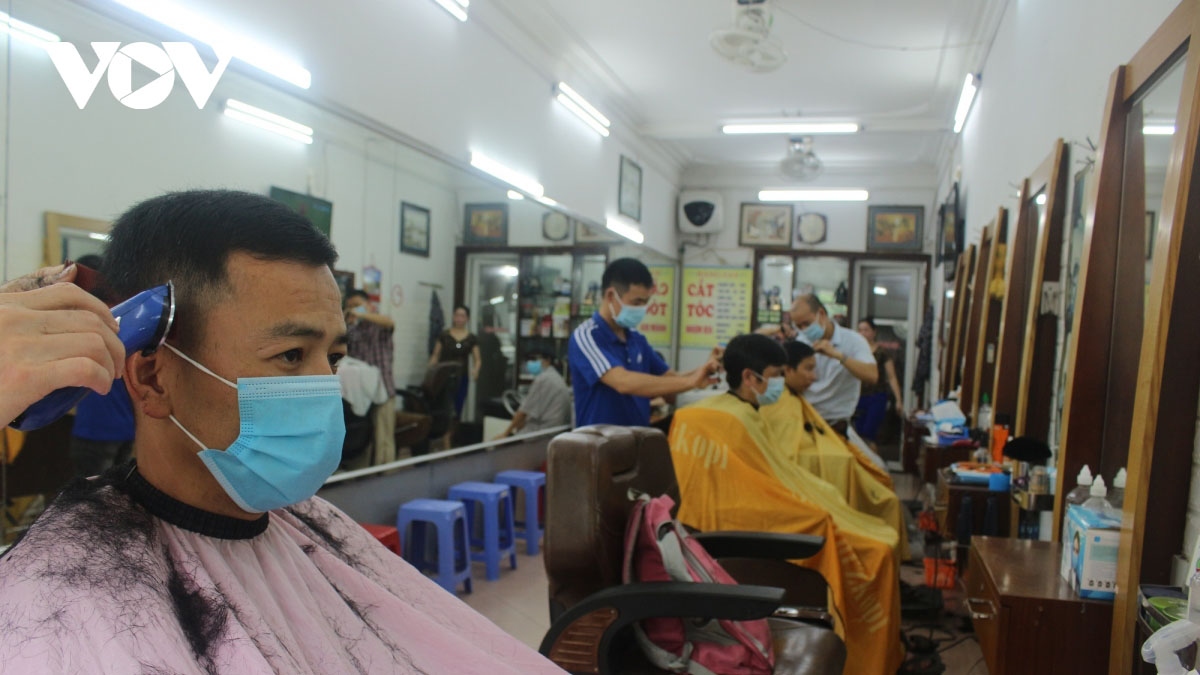 Huge crowds emerge as Hanoi sees hair salons and eateries reopen